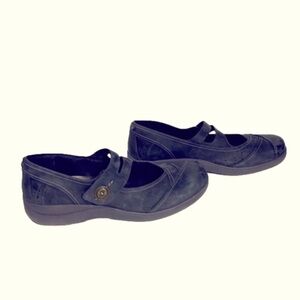 Aravon Shoes, Size 9.5 Black, In Good Condition.